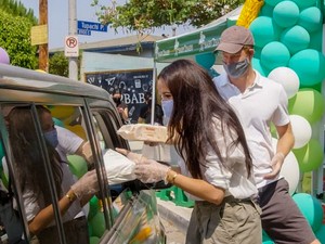 Meghan Markle és Harry herceg tanszereket osztogattak Los Angeles-ben rászoruló gyerekeknek