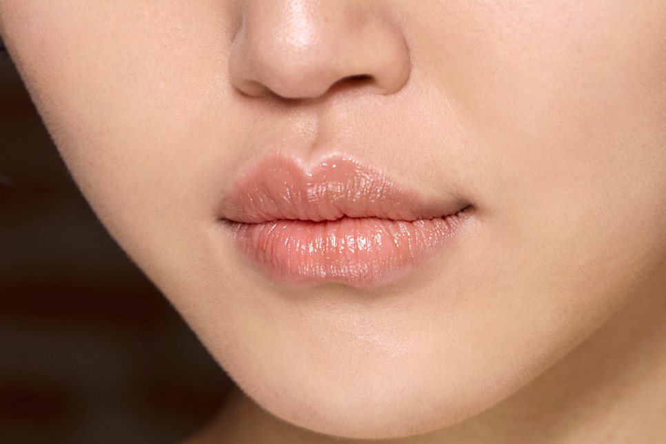 A legtöbb ajakdúsító szájfény úgy működik, hogy növeli a véráramlást, így néhány órán át tartó volumennövelő hatást vált ki.