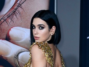 Dua Lipa aranyba borult, nagyon extrém volt a vörös szőnyegen