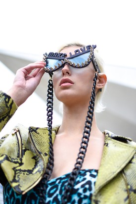 Ki mondta, hogy egy csipkekosztüm, vagy egy kristályos táska nem fér össze egy tornacipővel?