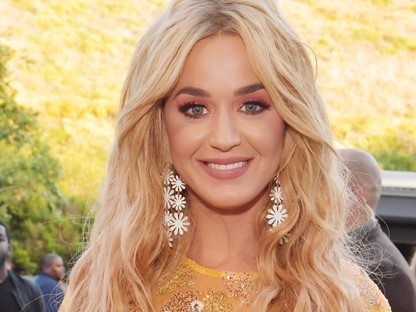 Katy Perry testhez simuló ruhájában minden idoma tökéletesen kirajzolódott