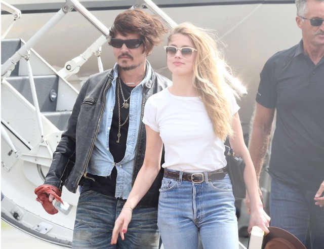 Egy hónappal az a falba ökölözés után még mindig fáslis kézzel érkezett Ausztráliába