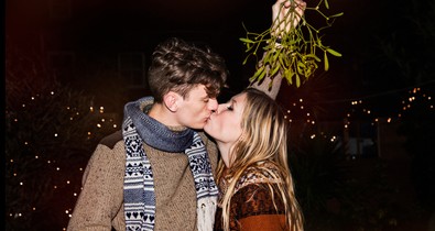 Ez történik, ha megcsókolsz valakit a fagyöngy alatt karácsonykor