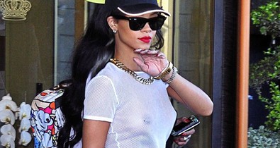 Íme, Rihanna mellbimbója