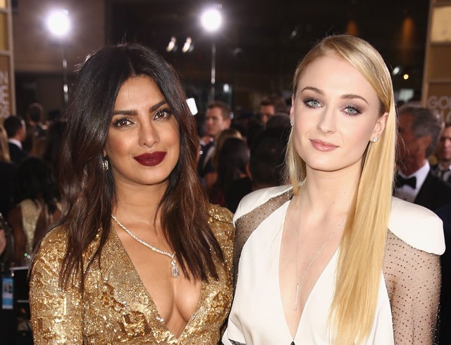 Priyanka Chopra és Sophie Turner összeöltözött duplarandijukra