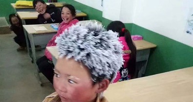 Szívszaggató életkörülmények: 5 kilométert gyalogol a fagyban ez a kisfiú, hogy beérjen az iskolába!