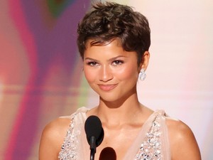 Zendaya álomszép meztelenruhában ragyogott az Emmy-gála vörös szőnyegén, káprázatosan festett a színésznő