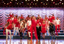 Glee - Sztárok leszünk! - Zseniális replikák, igazi halhatatlan slágerek, és gimis intrikák. A Glee-nek az egyetlen hibaja, hogy vége lett! A zenés sorozat első 2 szezonja maga a tökély, de utána meg már csak azért akarod folytatni, hogy tudd mi lesz tovább. A Netflixen találod!