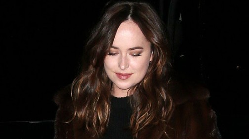 Dakota Johnson annyira gyönyörű ebben a vörös ruhában, de a kabátja iszonyatos