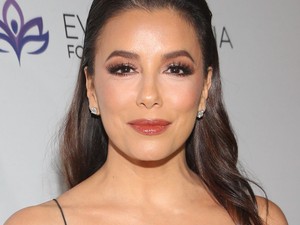 Eva Longoria szexi kivágott hátú ruhája egy igazi karácsonyi darab