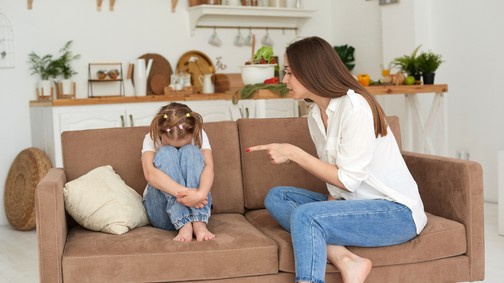 A gyereknevelés nem alapulhat a gyerek fizikai bántalmazásán, megalázásán, megfélemlítésén vagy fenyegetésén