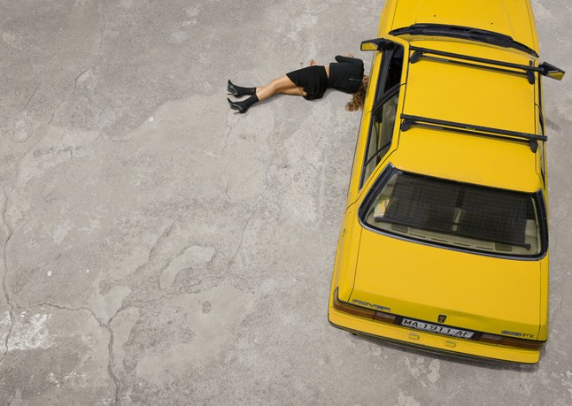 A Double View magazin második számának divatanyaga Death In Technicolor címmel rögtön egy stílusos gázolással nyit