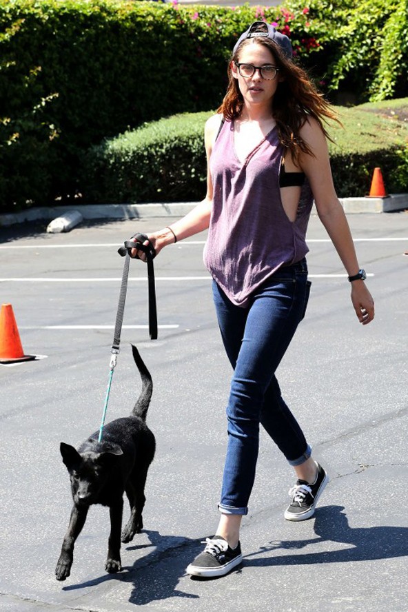 Kristen Stewart fekete melltartót mutatott kutyasétáltatás közben