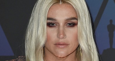 Kesha combig felsliccelt csilivili ruhájától kiég a retinánk