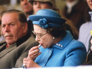 Végre kiderült, mit üzent Erzsébet királynő, amikor nyilvánosan rúzsozta ki az ajkait