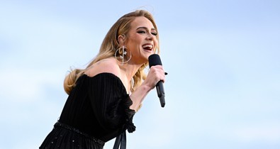 Adele visszatért a színpadra két eszméletlen ruhában