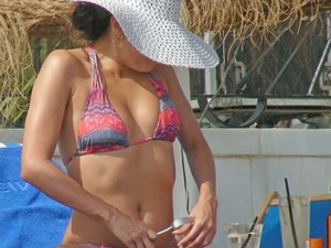 Eva Longoria bikiniben a parton