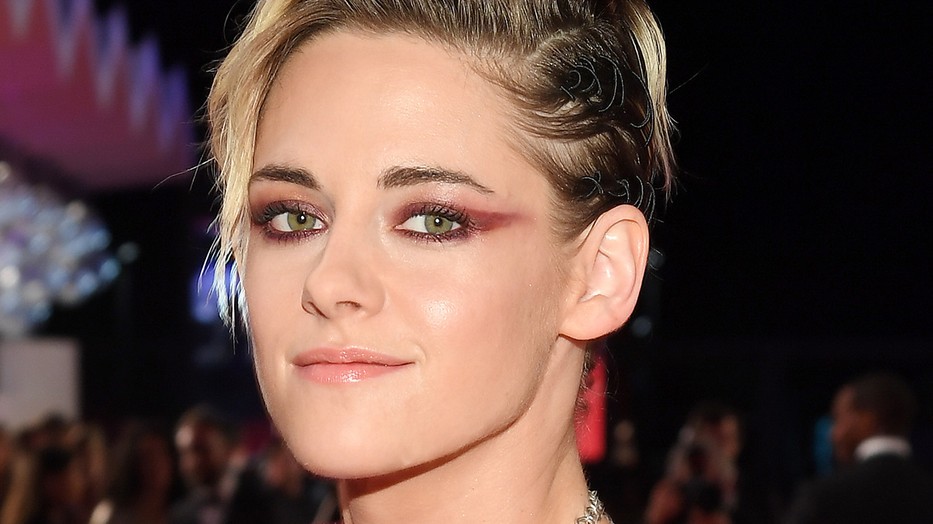 Kristen Stewart csipkebody-ban ült a Chanel bemutatójának első sorában