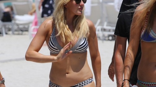 Bikiniben a tengerparton: Ellie Goulding teste az abszolút #bodygoals