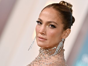 Jennifer Lopez lélegzetelállító fehérneműben készül a Valentin-napra