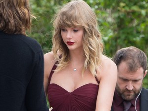 Taylor Swift ilyen lelkes koszorúslány volt barátnője esküvőjén!