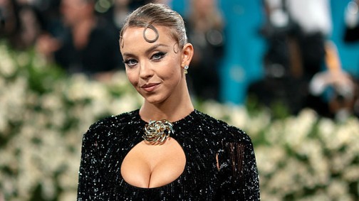 Ez a férfi rabolhatta el Sydney Sweeney szívét, romantikus randevún kapták őket lencsevégre