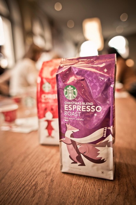 Starbucks Christmas Blend Espresso Roast - Szumátrai babokkal kevert kávé, Latin-Amerika és Ázsia/Óceánia régióiból. Sűrű, fűszeres, édes karamell aromájú, teljes testességű kávékülönlegesség. Pörkölt aroma, cédrusos jegyek jellemzik.