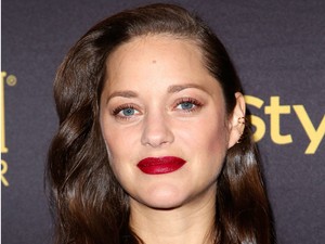 Trükkös ruha alá rejtett Marion Cotillard kerekedő pocakját