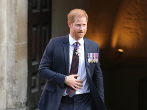 Valami nagyon nem stimmel Harry herceg hajával: a rajongók egyből kiszúrták a furcsaságot