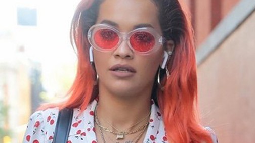 Rita Ora tetőtől talpig cseresznyének öltözött! És jól áll neki...