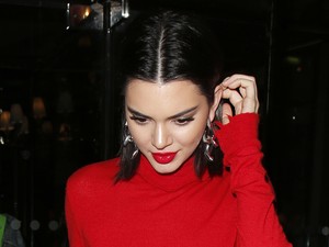 Kendall Jenner melltartó nélkül, soha véget nem érő csizmában flangált Párizsban