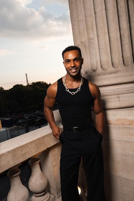 A sármos bankárt Lucien Laviscount alakítja a szériában, aki munkájából kifolyólag sokszor ingekben, öltöny-nyakkendő kombinációban látható. A brit színész viszont él-hal a divatért, és nem olyan visszafogott, mint sorozatbeli karaktere