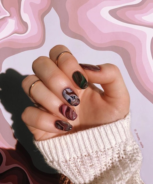 Így készíthetsz otthon magadnak márványos manikűrt pillanatok alatt