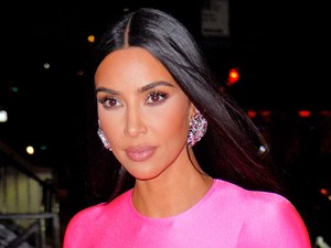 Kim Kardashian rózsaszín flamingó ruhájánál elképesztőbb szerelést rég láttál