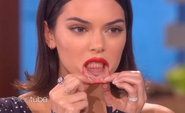 Kendall Jenner megmutatja a Meow feliratú tetkóját