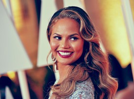 Chrissy Teigen 10 évig élt az implantátumokkal. Szerencsére semmilyen egészségügyi problémákat nem okoztak számára, viszont nem tudott hason aludni és a ruhaválasztással is meggyűlt a baja. 