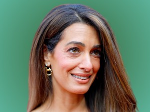 Amal Clooney testhez simuló ruhája valami álomszép, királynőként tündököl George Clooney oldalán