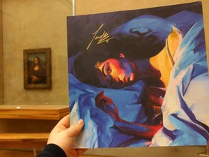 Neee! Lorde rajongója kiállította a Louvre-ban az énekesnő lemezét