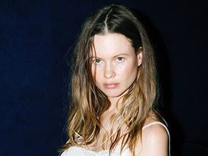 Behati Prinsloo tangás bikiniben mutogatja magát két héttel szülés után!