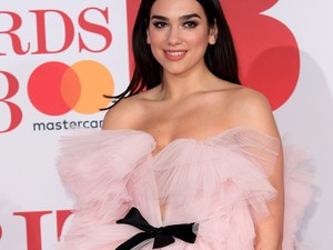 Dua Lipa ruhája egy óriási tüllrengeteg!