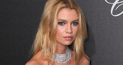 Stella Maxwell-nek komoly erőfeszítéseket kellett tennie, hogy a melleit a ruhájában tartsa!