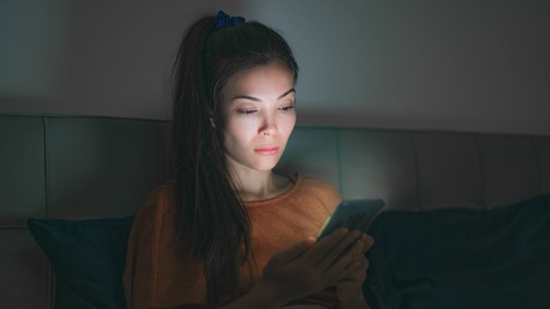 Ilyen hatással van a kék fény a bőrödre