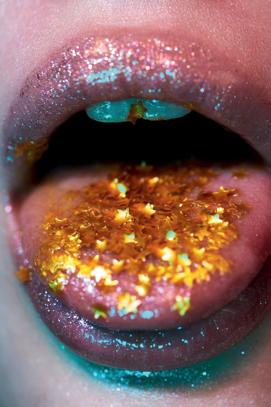 A műanyag, cellulóz vagy éppen csillámpala-alapú szemcsék is negatív hatással vannak a mikroalgákra és egyéb vízinövényekre, ami egyenes út a tápláléklánchoz.