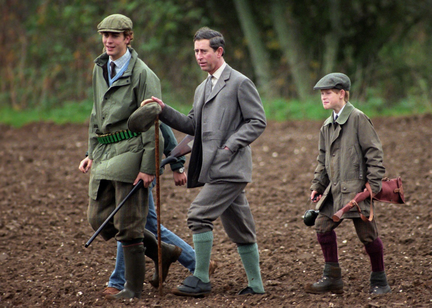 Károly király 1995 novemberében, ahogy Harry herceg társaságában vadászik