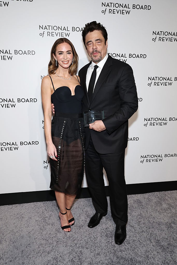 Emily Blunt itt már megszabadult a blézerétől, és magabiztosan pózolt áttetsző meztelenruhájában filmbeli partnere mellett