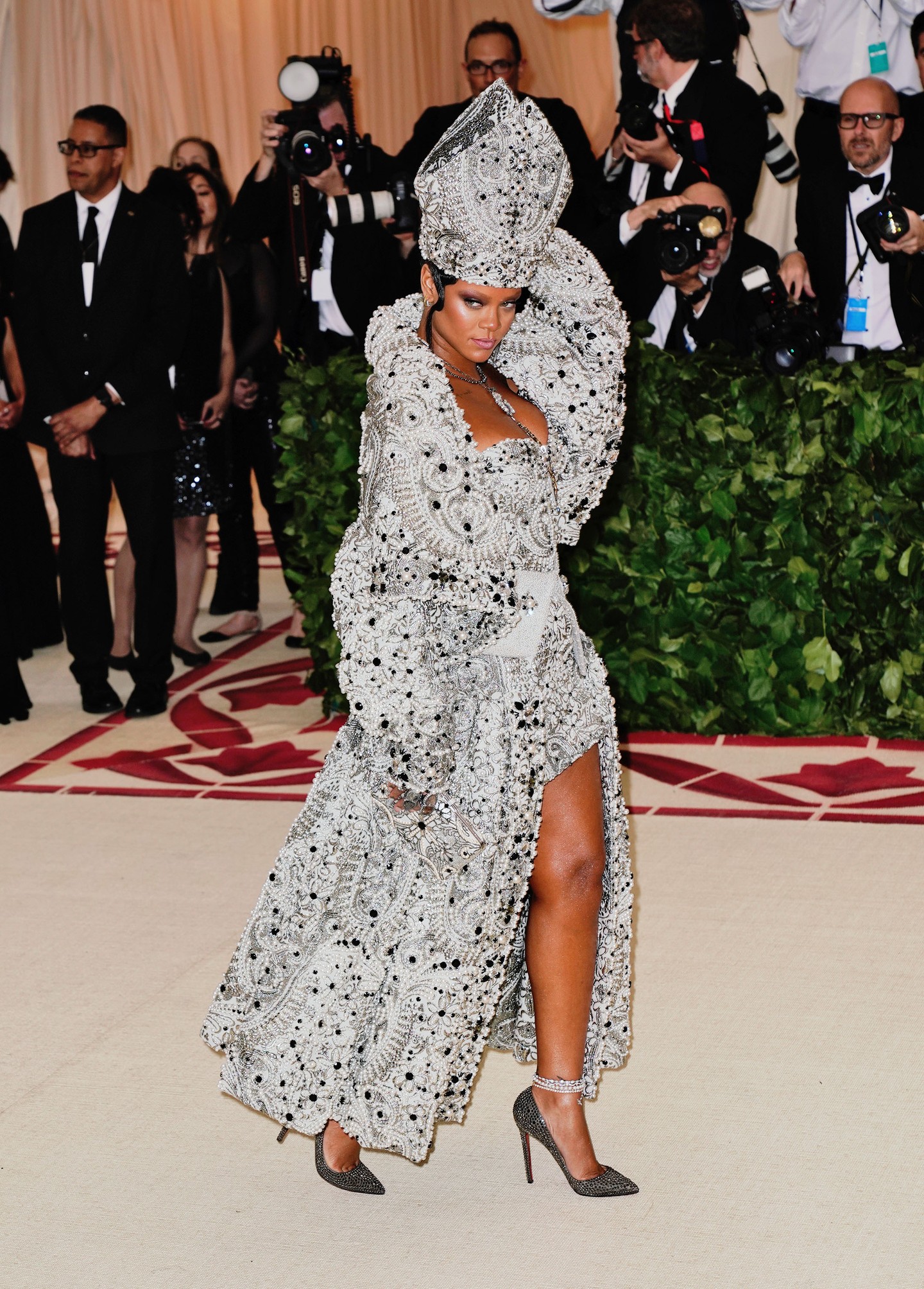 Met gála: A legendás katolicizmus kiállítás 2018-ban, és Rihanna a divatpápa John Galliano által tervezett Maison Margiela ruhában
