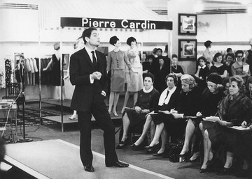 Pierre Cardin volt az első, aki saját nevét márkaként használta, 1950-ben alapította meg a divatházát. 