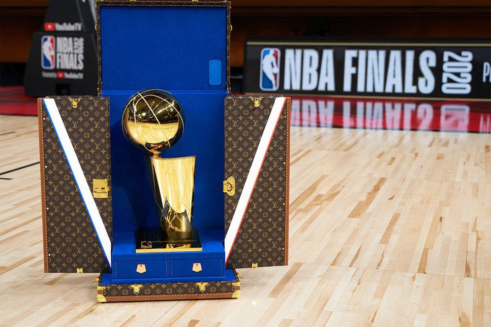 Az NBA-győztesnek járó Larry O'Brien-trófea méretre szabott Louis Vuitton Trophy Travel Case-ben került bemutatásra 2020-ban