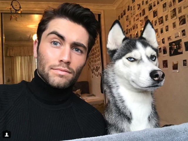 Ez a kutyus gazdája minden arckifejezését leutánozza, mi pedig nem bírunk betelni velük!