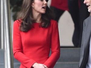 Kate Middleton menyecske ruhában